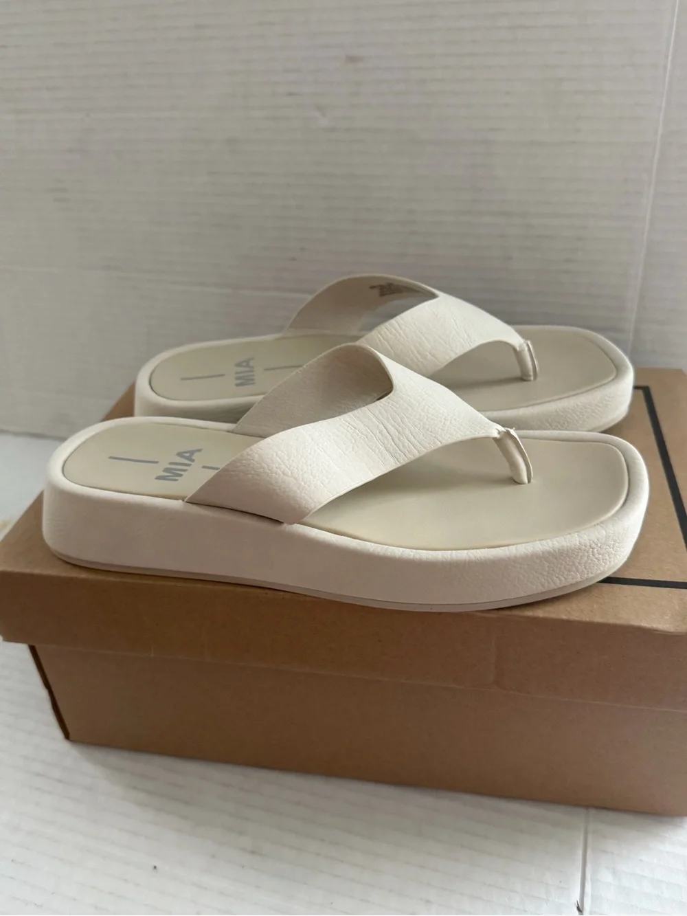 MIA Women's Pamelia Platform Thong Ecru Sandals shoes size 6